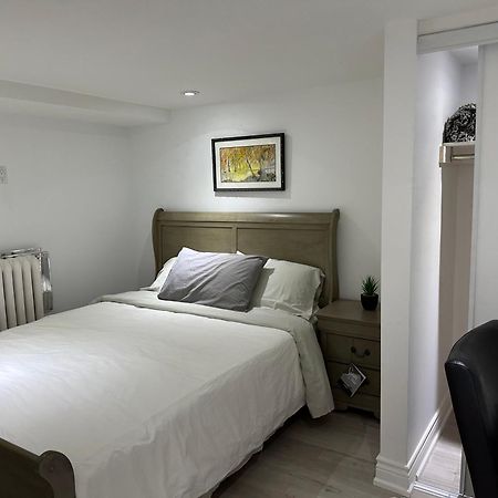 Double Bedroom On Up Or 3 Bedrooms In Basement Near Eglinton Subway Station Торонто Экстерьер фото
