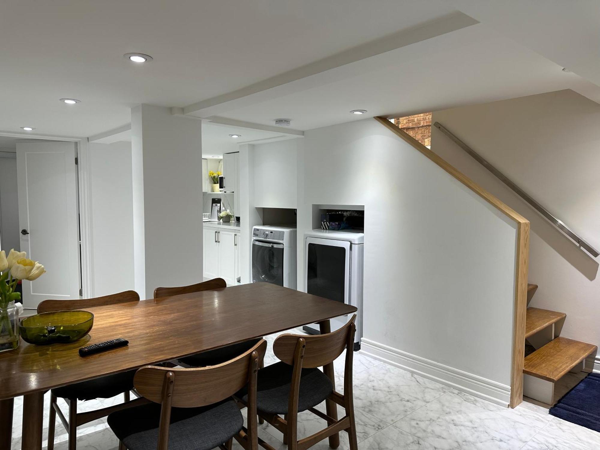 Double Bedroom On Up Or 3 Bedrooms In Basement Near Eglinton Subway Station Торонто Экстерьер фото