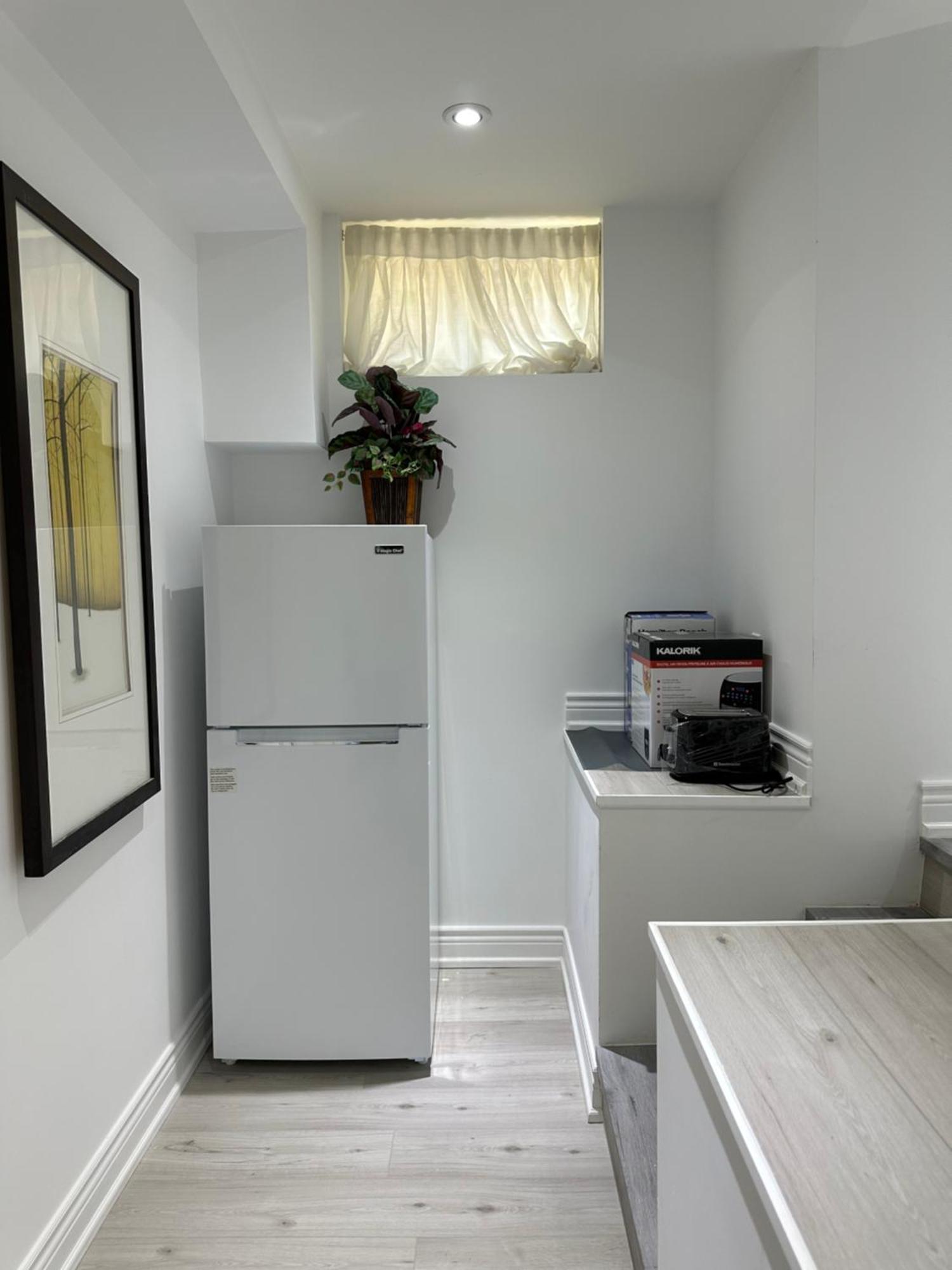 Double Bedroom On Up Or 3 Bedrooms In Basement Near Eglinton Subway Station Торонто Экстерьер фото