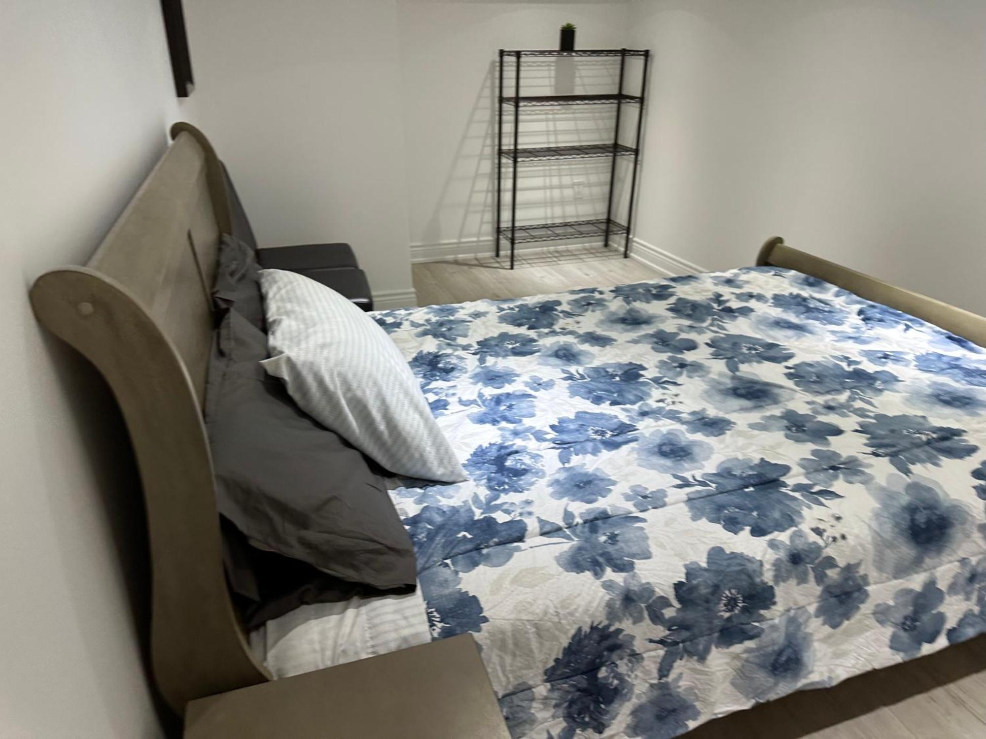 Double Bedroom On Up Or 3 Bedrooms In Basement Near Eglinton Subway Station Торонто Экстерьер фото