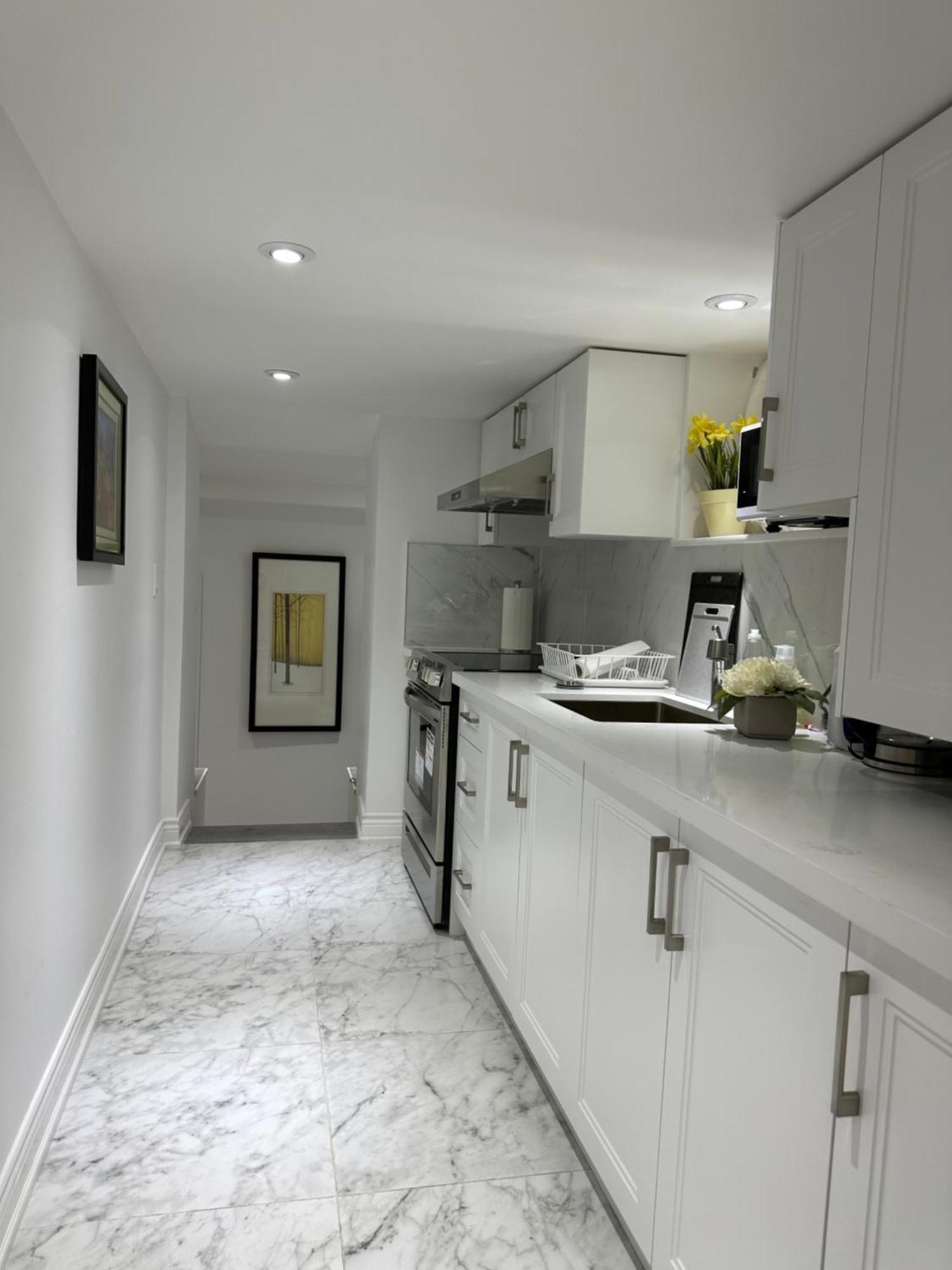 Double Bedroom On Up Or 3 Bedrooms In Basement Near Eglinton Subway Station Торонто Экстерьер фото