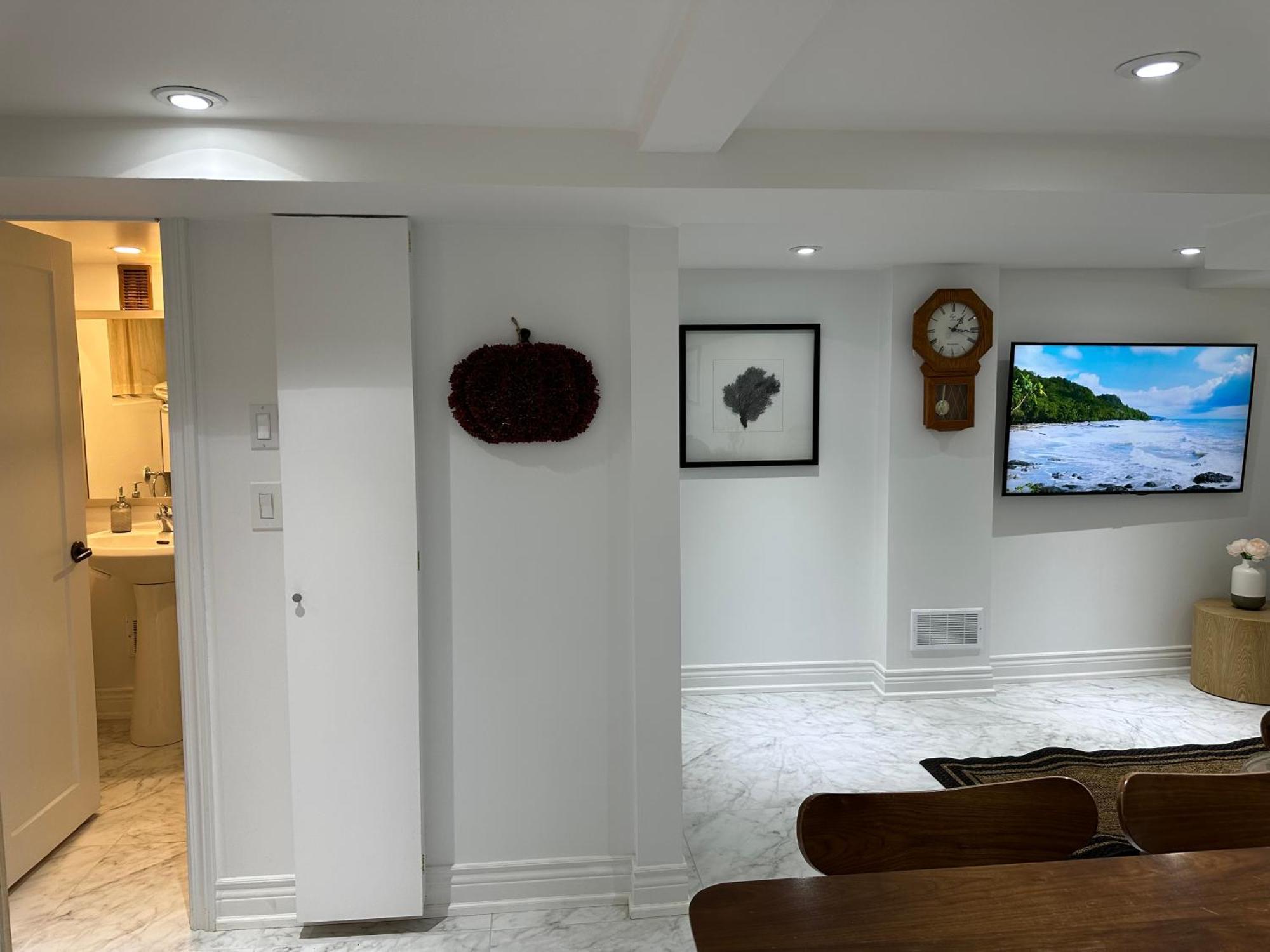 Double Bedroom On Up Or 3 Bedrooms In Basement Near Eglinton Subway Station Торонто Экстерьер фото