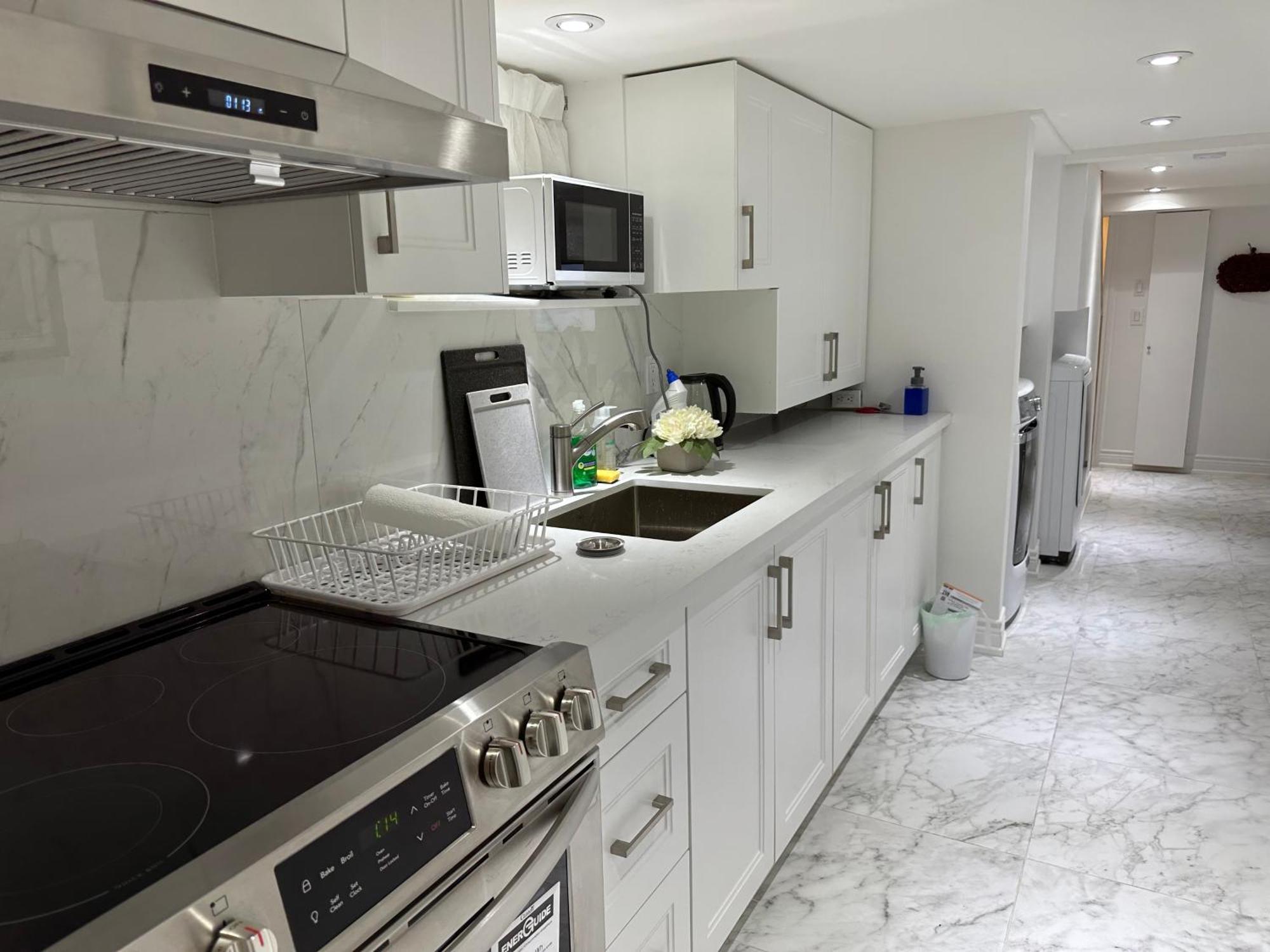 Double Bedroom On Up Or 3 Bedrooms In Basement Near Eglinton Subway Station Торонто Экстерьер фото