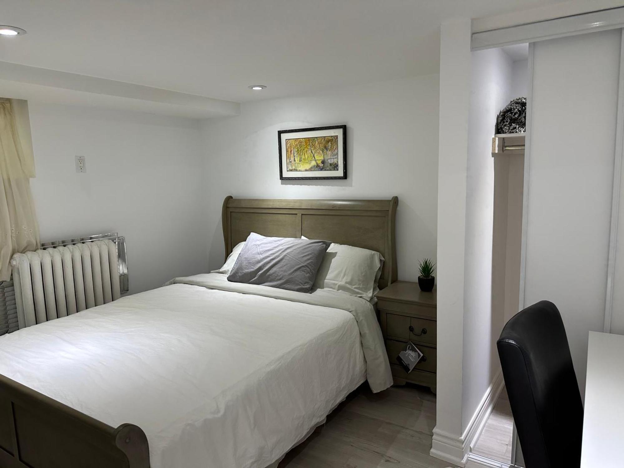 Double Bedroom On Up Or 3 Bedrooms In Basement Near Eglinton Subway Station Торонто Экстерьер фото