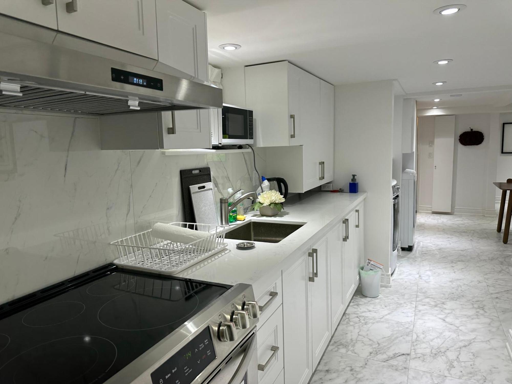 Double Bedroom On Up Or 3 Bedrooms In Basement Near Eglinton Subway Station Торонто Экстерьер фото