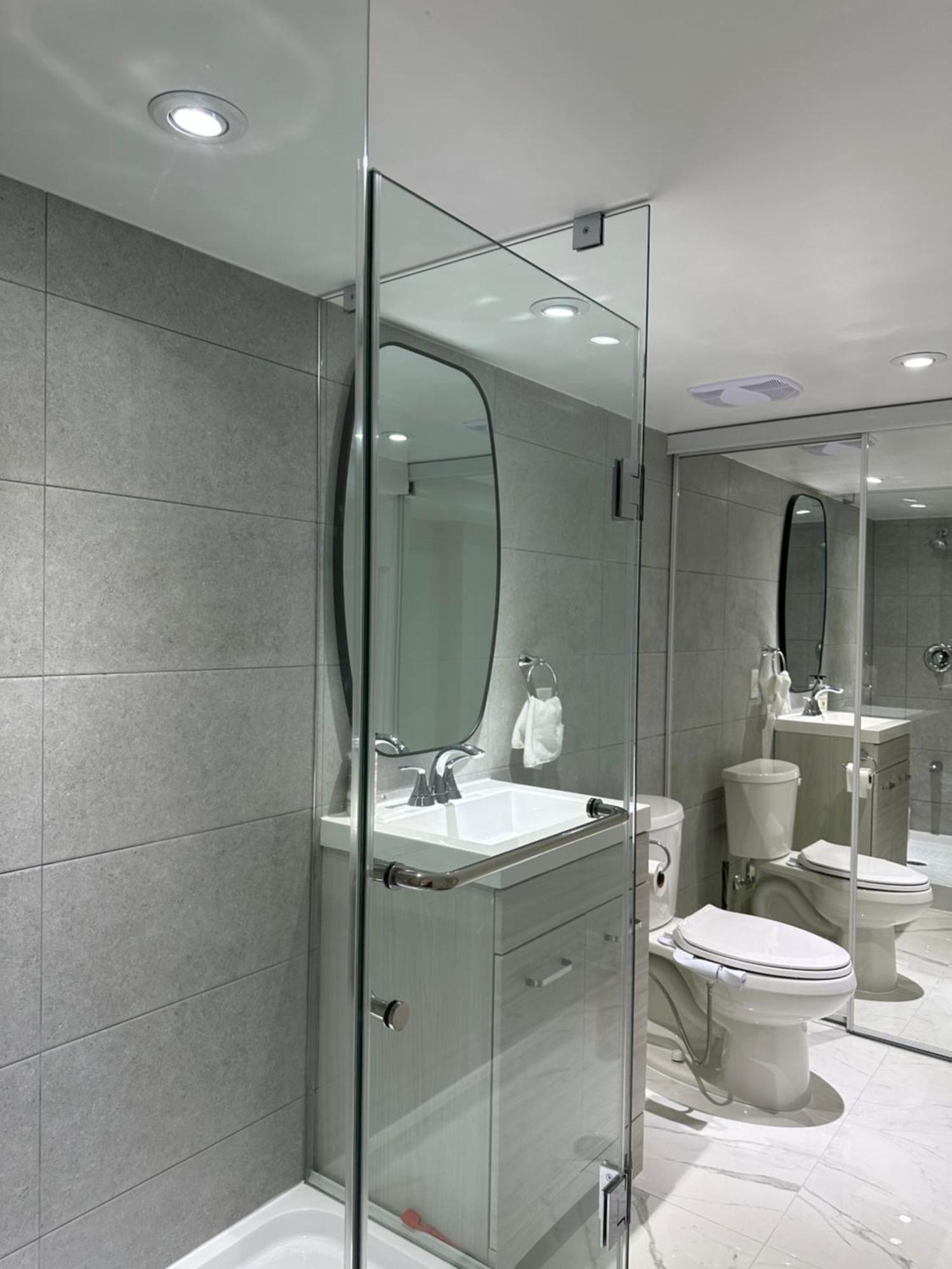 Double Bedroom On Up Or 3 Bedrooms In Basement Near Eglinton Subway Station Торонто Экстерьер фото