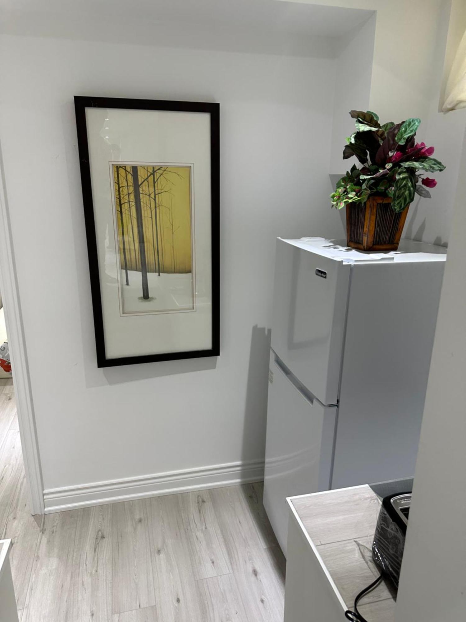 Double Bedroom On Up Or 3 Bedrooms In Basement Near Eglinton Subway Station Торонто Экстерьер фото