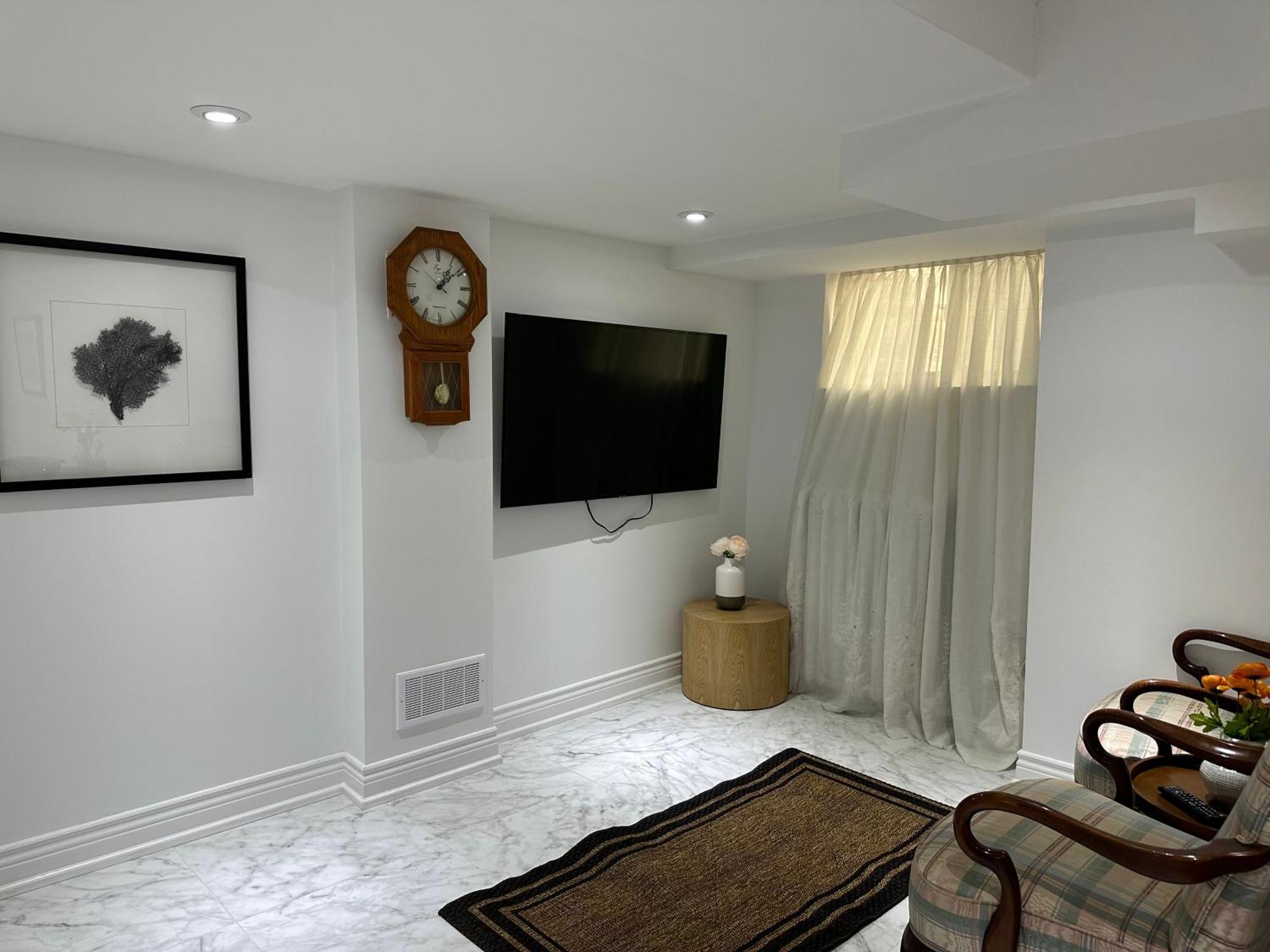Double Bedroom On Up Or 3 Bedrooms In Basement Near Eglinton Subway Station Торонто Экстерьер фото