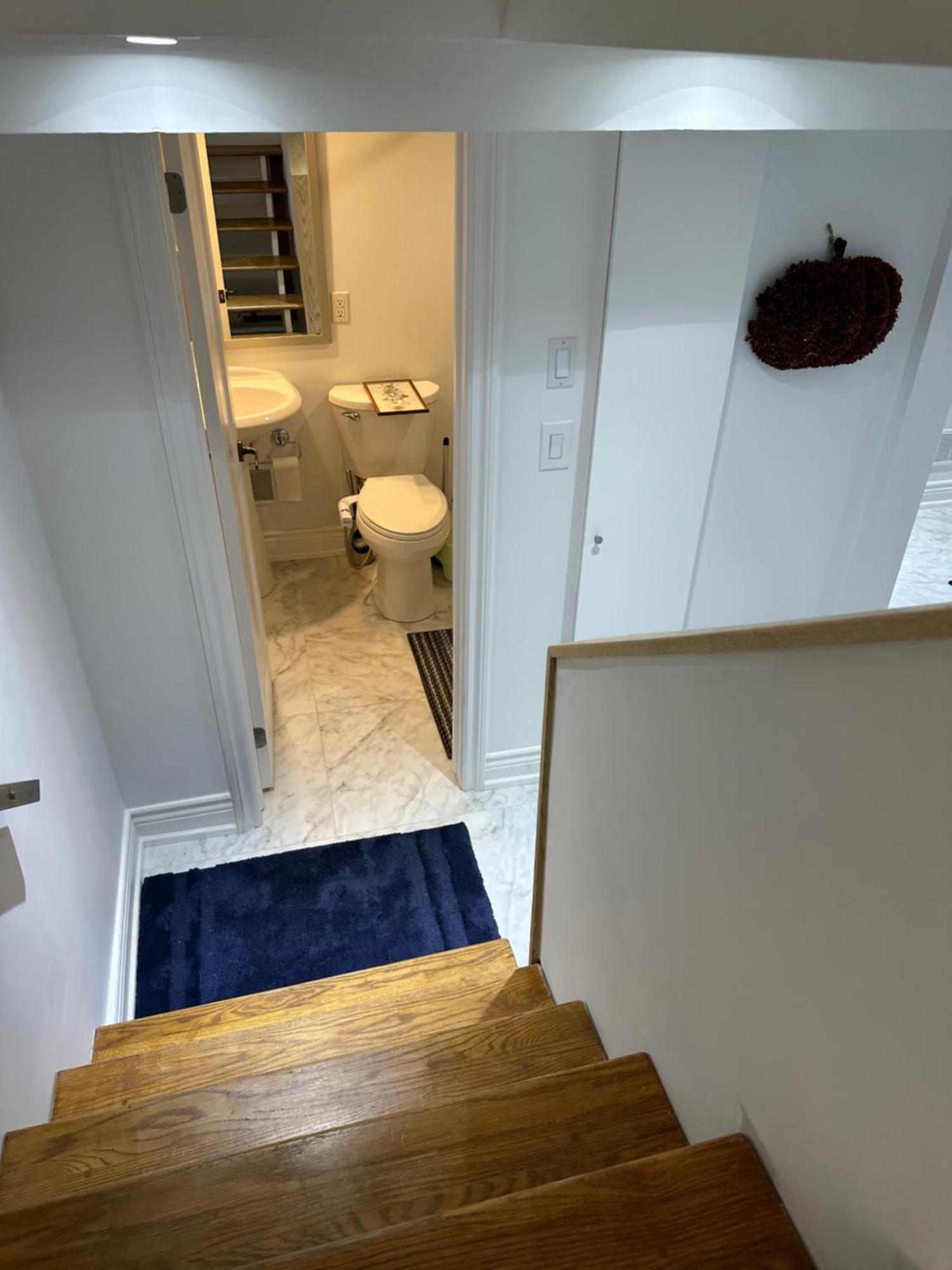 Double Bedroom On Up Or 3 Bedrooms In Basement Near Eglinton Subway Station Торонто Экстерьер фото