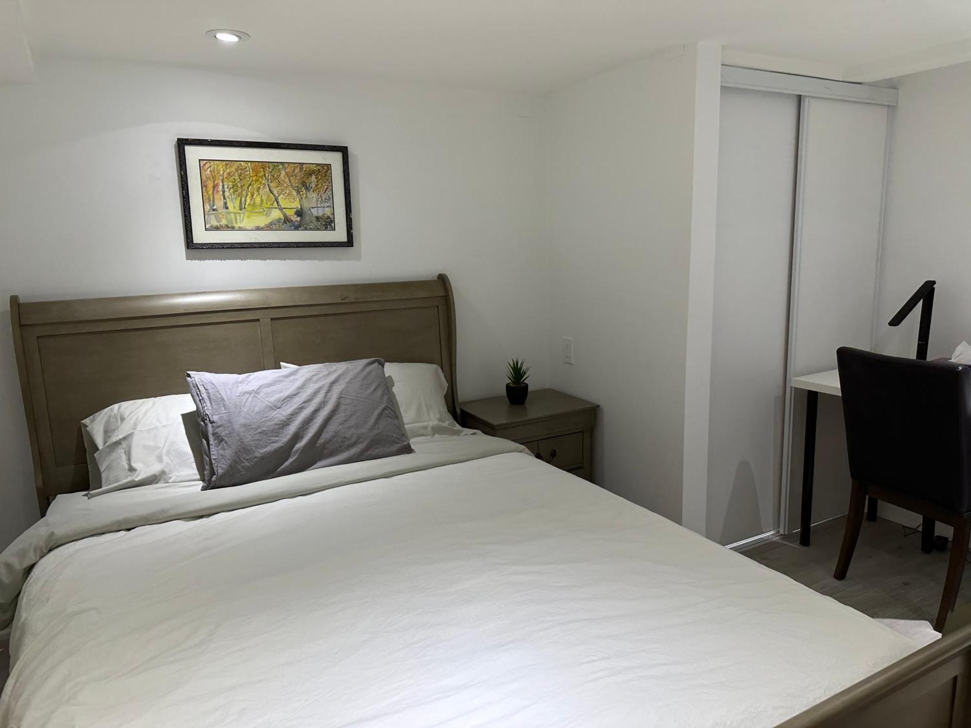 Double Bedroom On Up Or 3 Bedrooms In Basement Near Eglinton Subway Station Торонто Экстерьер фото