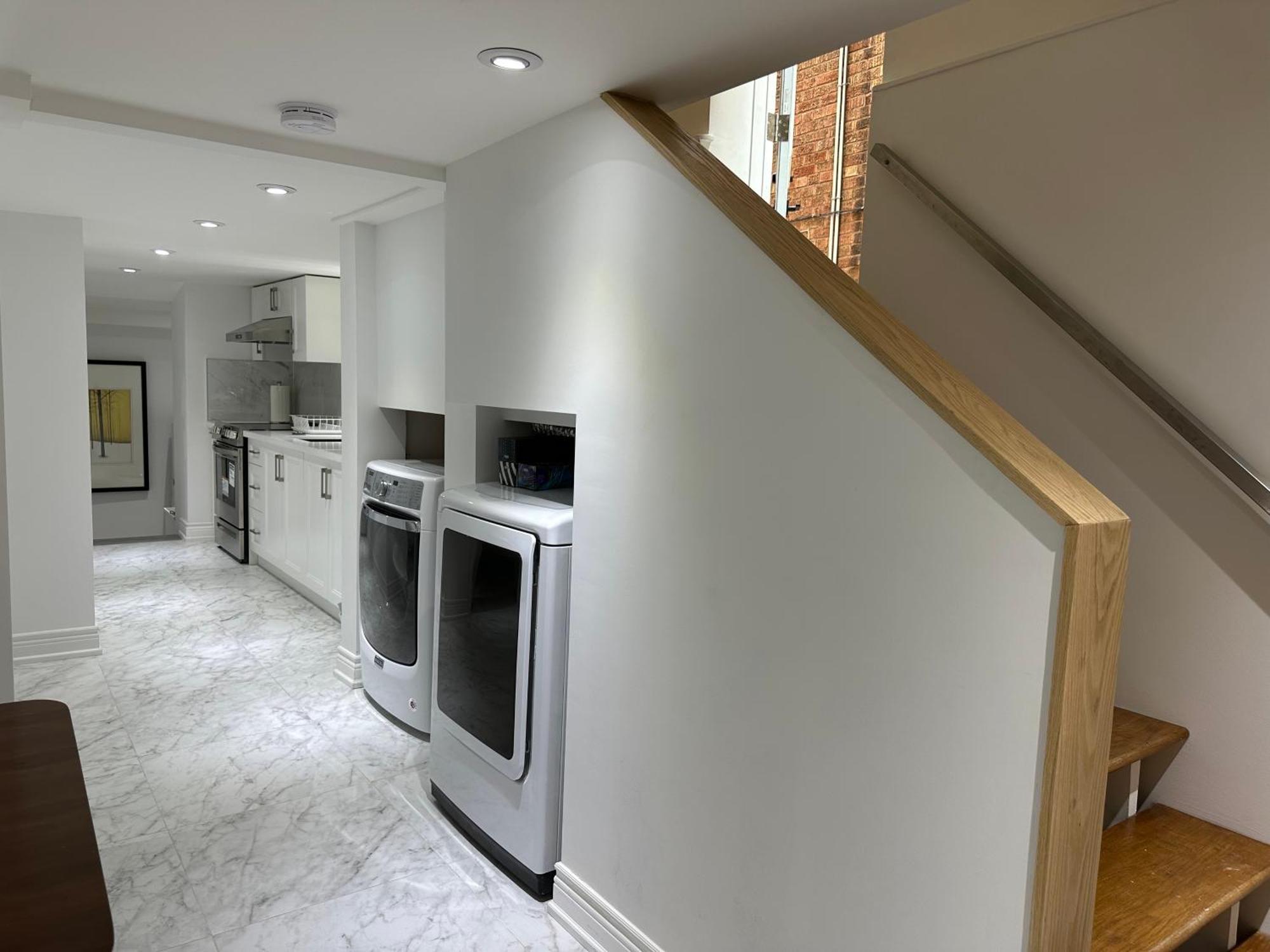 Double Bedroom On Up Or 3 Bedrooms In Basement Near Eglinton Subway Station Торонто Экстерьер фото