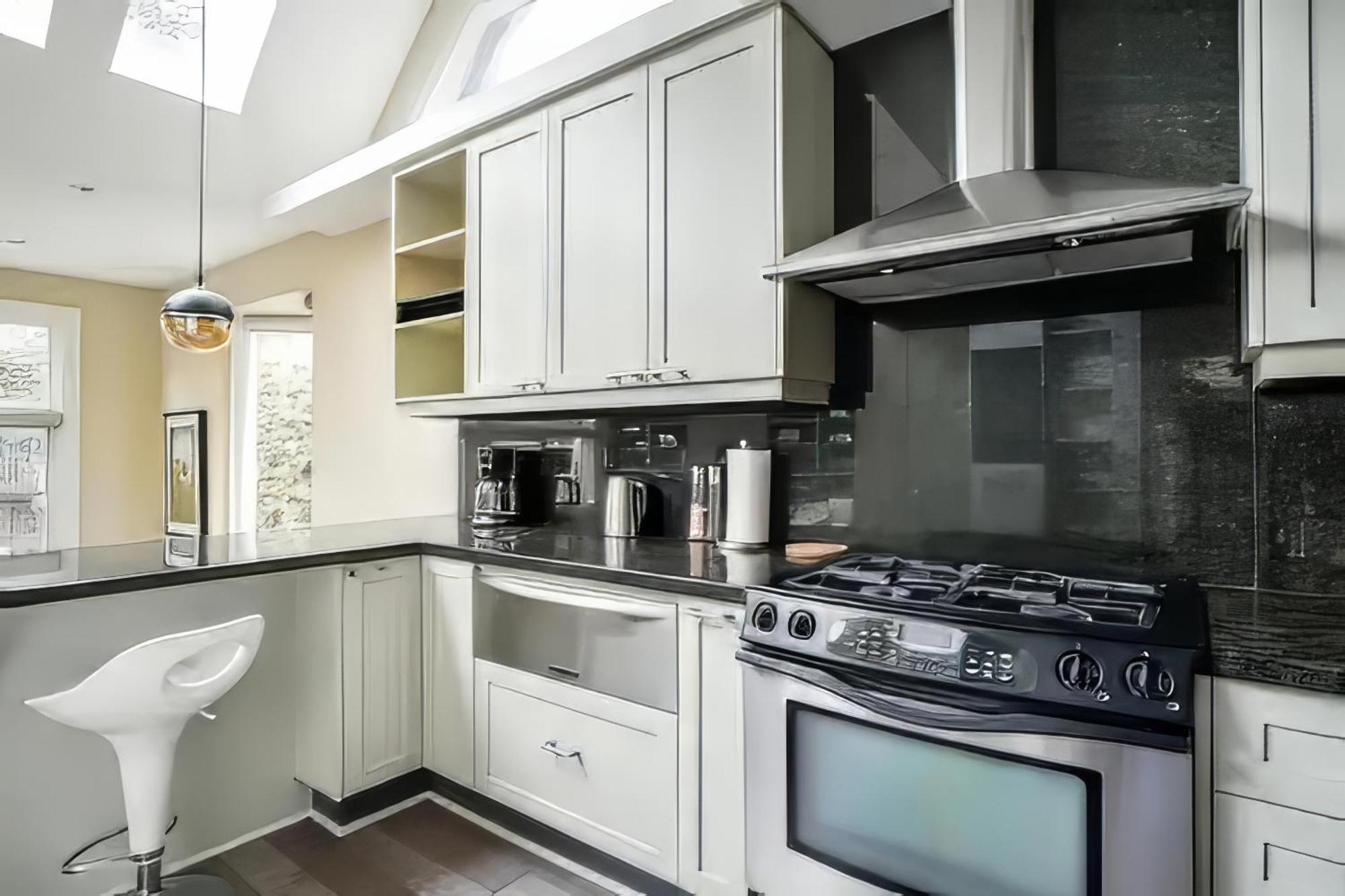 Double Bedroom On Up Or 3 Bedrooms In Basement Near Eglinton Subway Station Торонто Экстерьер фото