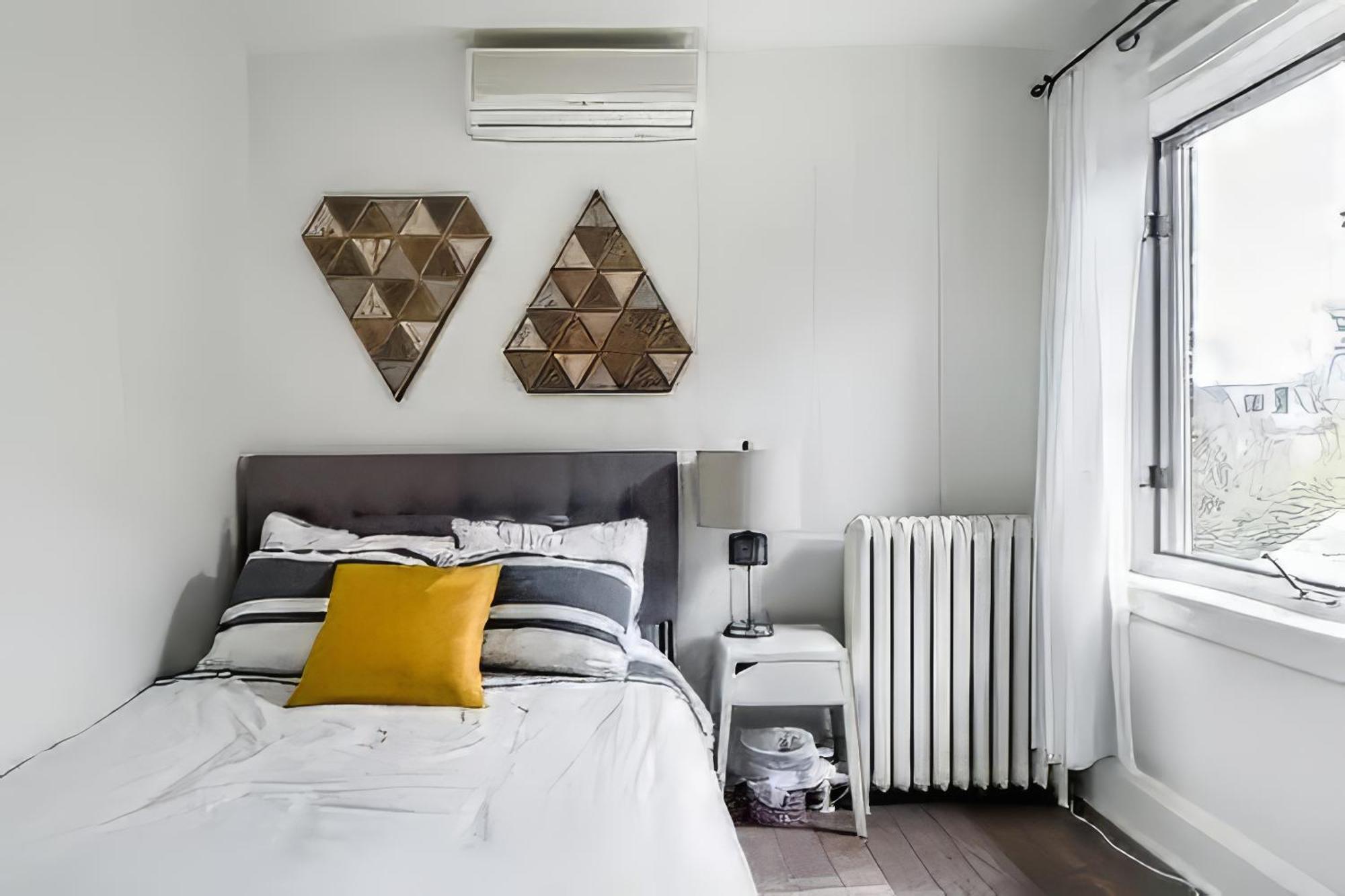 Double Bedroom On Up Or 3 Bedrooms In Basement Near Eglinton Subway Station Торонто Экстерьер фото
