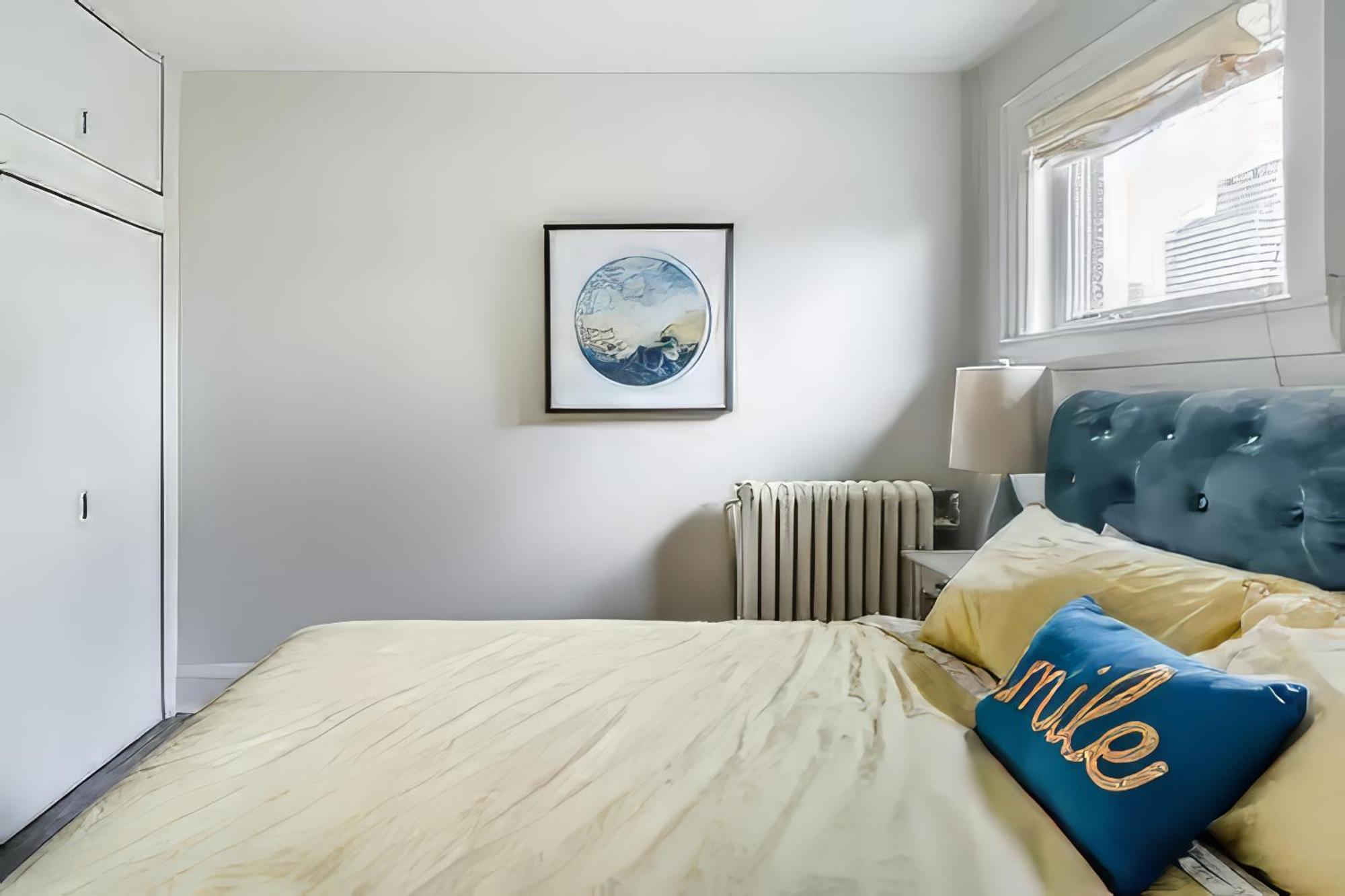 Double Bedroom On Up Or 3 Bedrooms In Basement Near Eglinton Subway Station Торонто Экстерьер фото